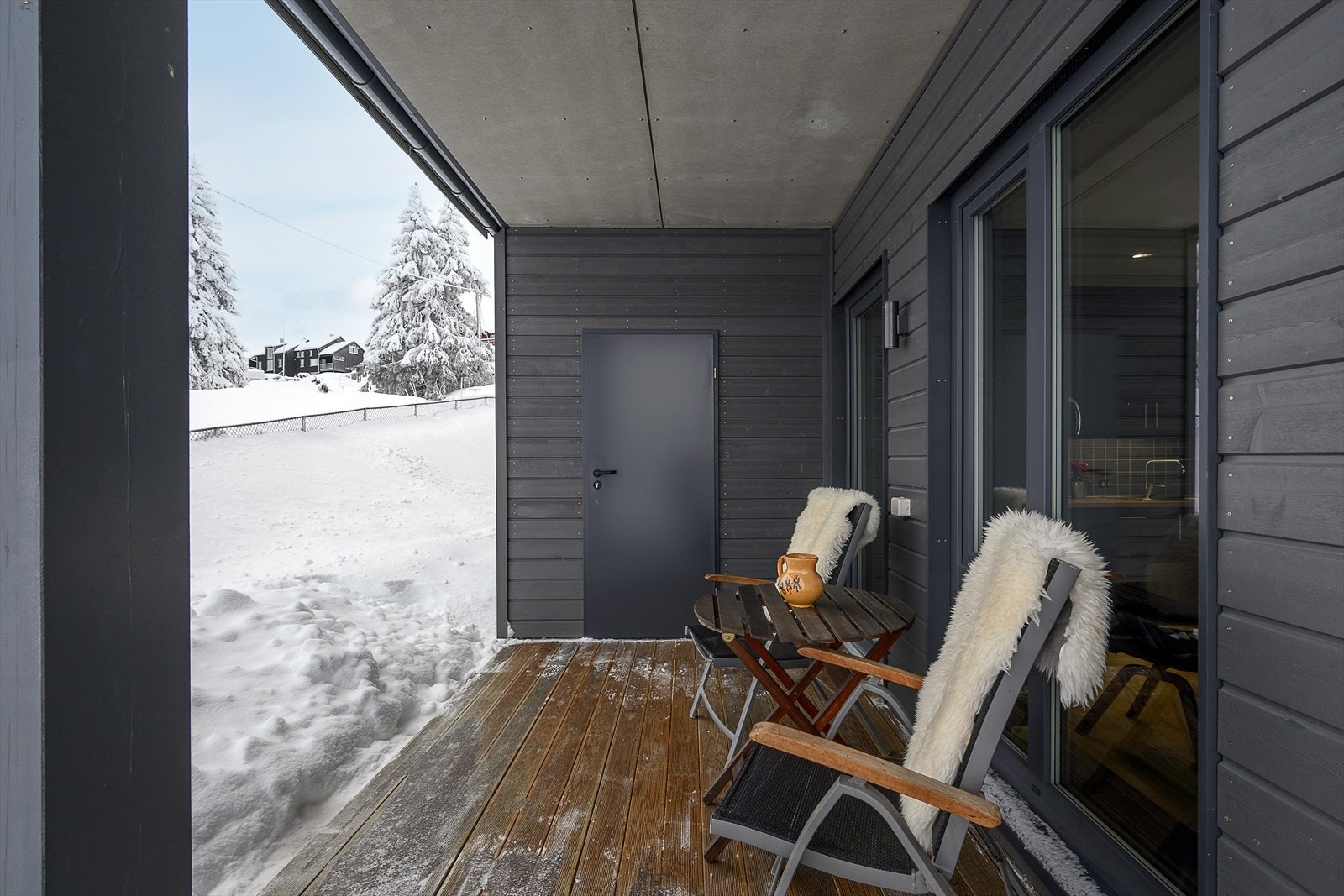 Uteplassene gir en fin forlengelse av leilighetens oppholdsrom. Den ene med inngang til utebod. Galleribilde