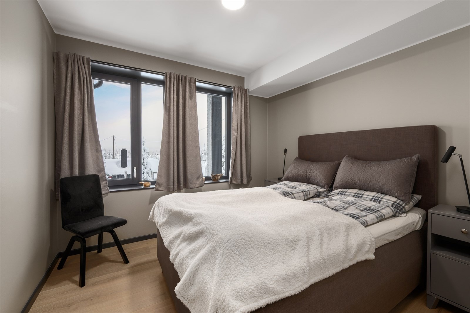 Leiligheten har fire soverom, alle med plass til seng og oppbevaring. Galleribilde