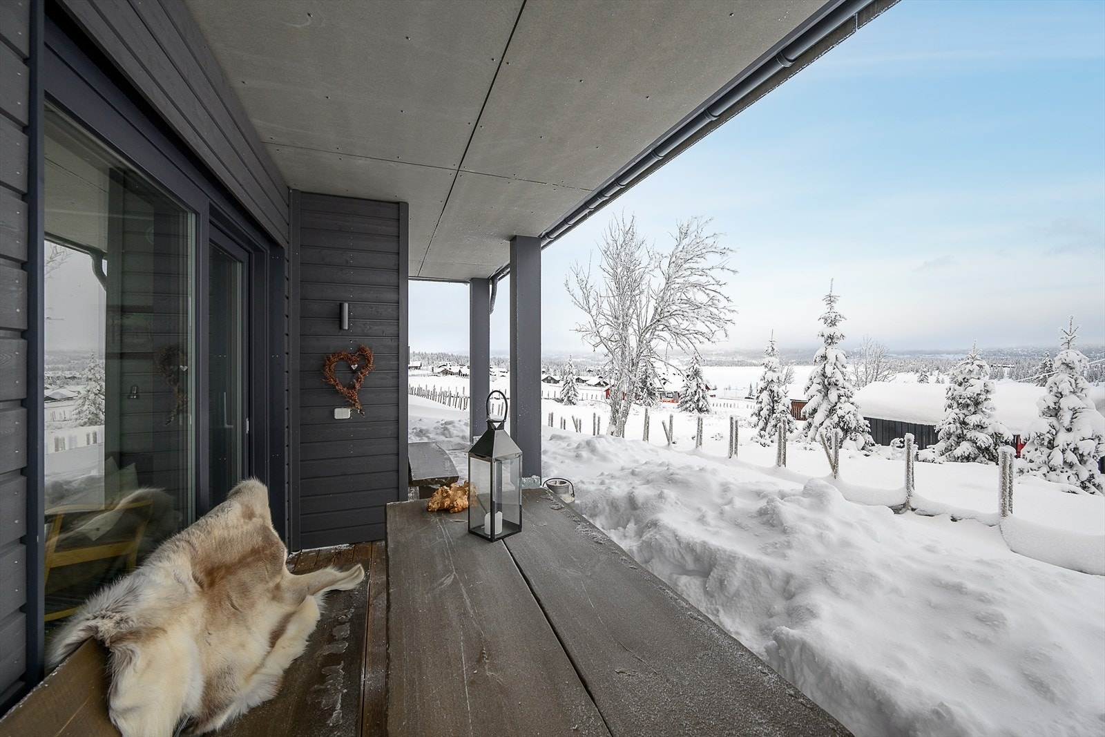 Leiligheter har to stk tilhørende terrasse med plass til utemøbler Galleribilde