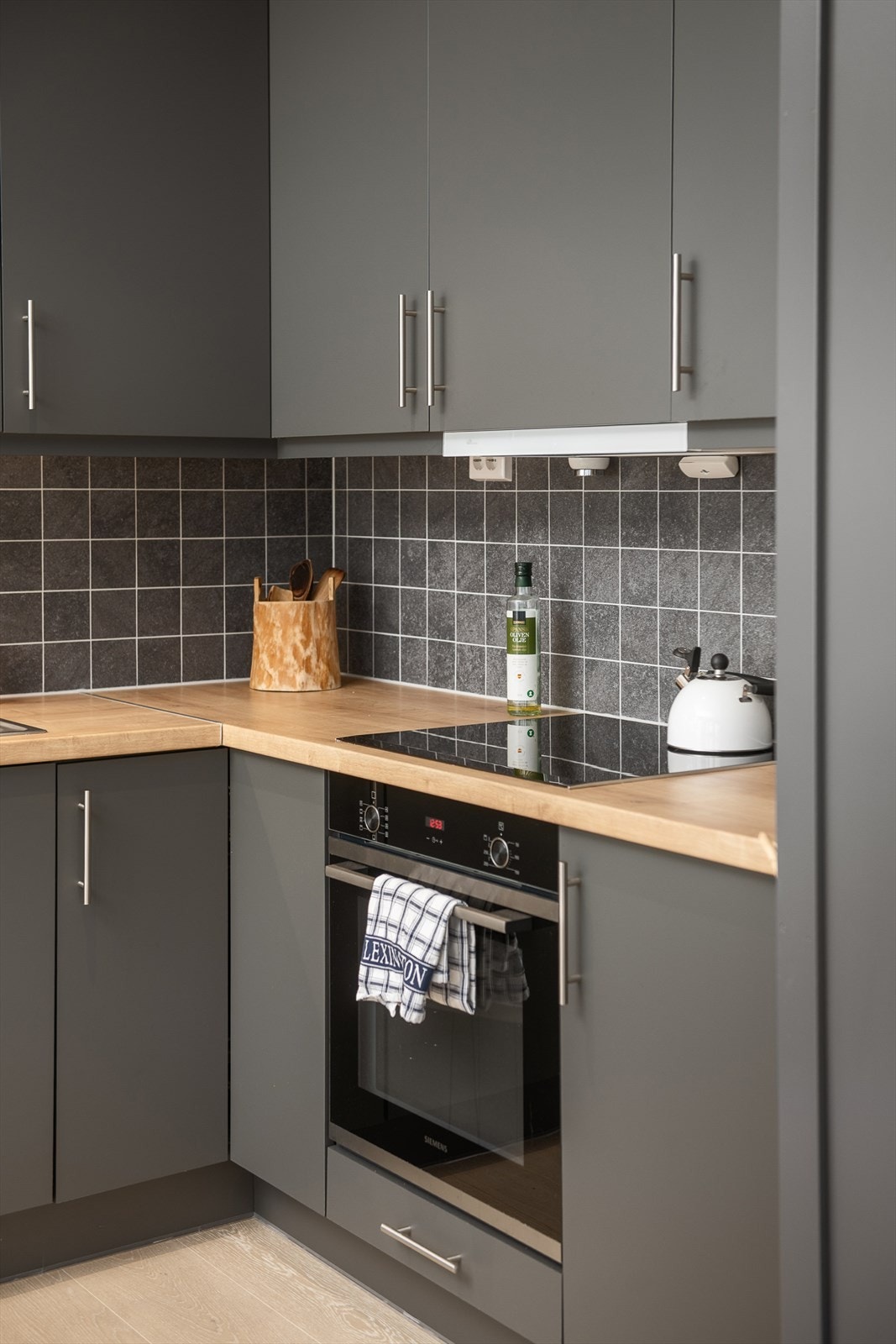 Fliser over benken beskytter veggen og forenkler renholdet. Galleribilde