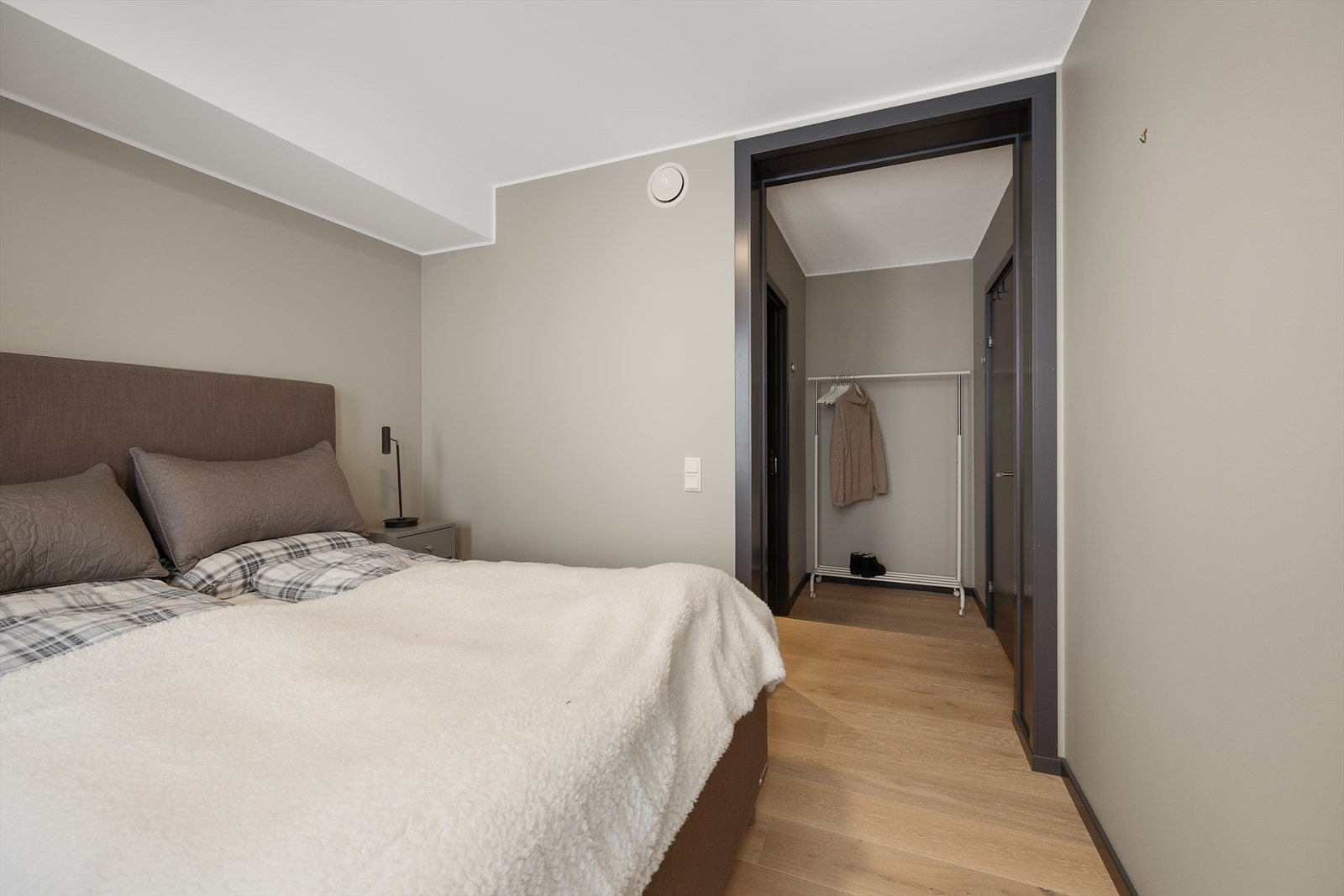 Hovedsoverommet har god plass til dobbeltseng og har tilgang til eget baderom. Galleribilde