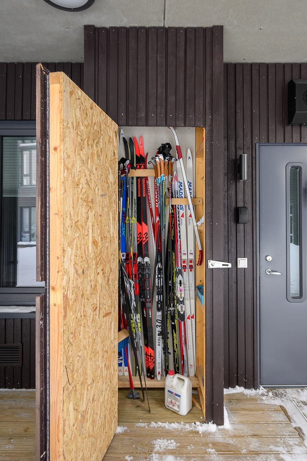 Skiboden gir enkel og trygg oppbevaring av skiutstyr rett ved inngangsdøren. Galleribilde