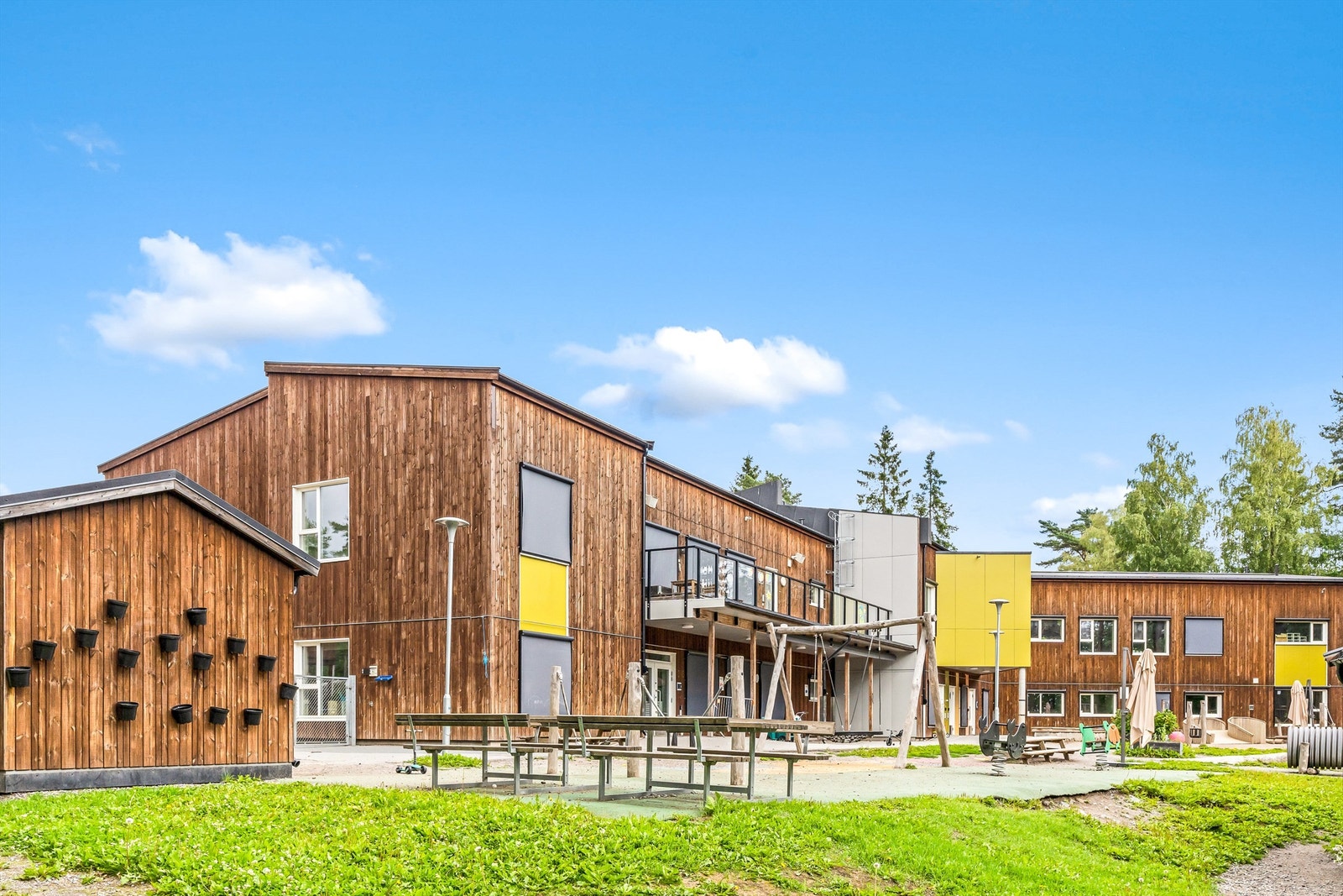 Flere barnehager i området, samt kort vei til skoler. Galleribilde