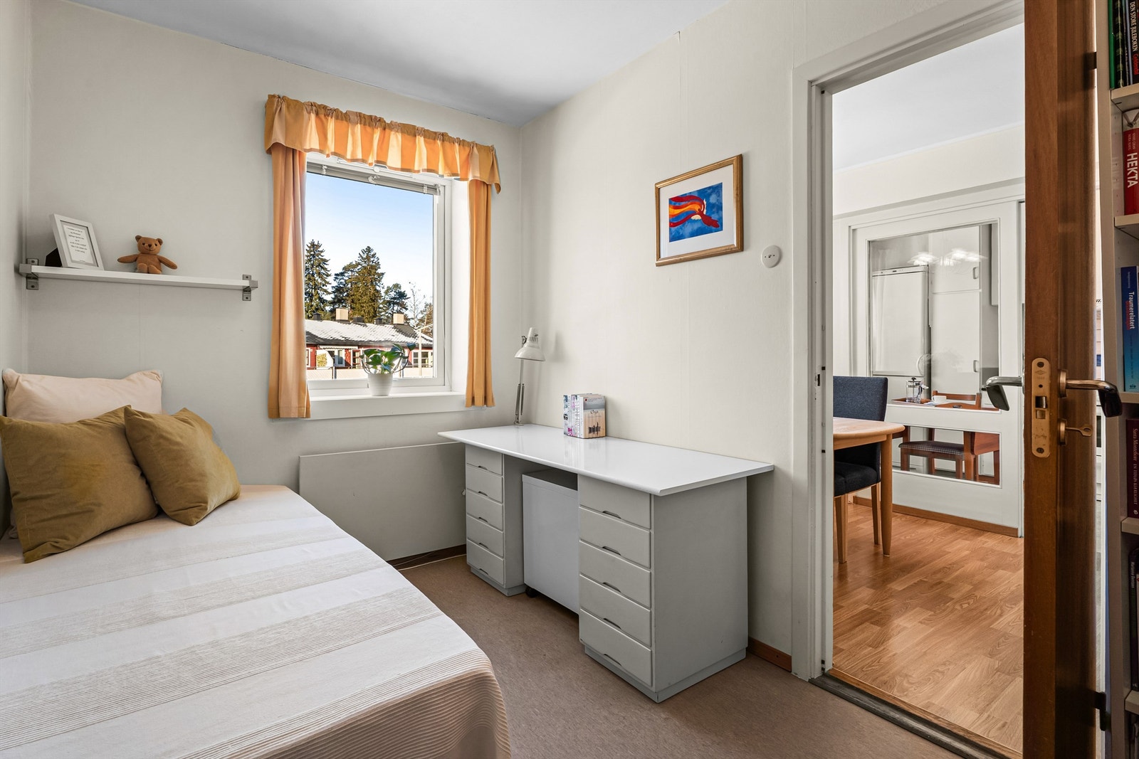 Soverom ll - Soverom er av god størrelse og passer ypperlig som barnerom, gjesterom eller kontor. Galleribilde