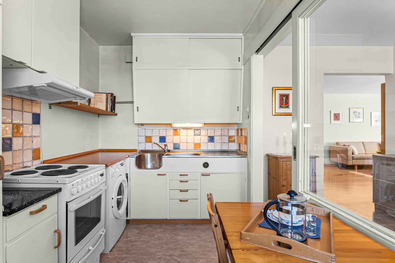 Kjøkken har originalløsning og er svært godt vedlikeholdt. Galleribilde