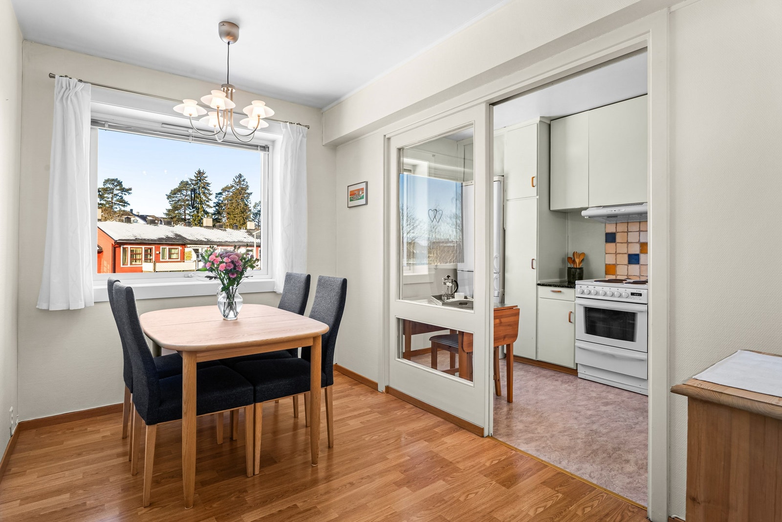 I tilknytning kjøkken er det en praktisk spisestue med god plass til stor spisegruppe. Rommet er på ca. 8 kvm. Galleribilde