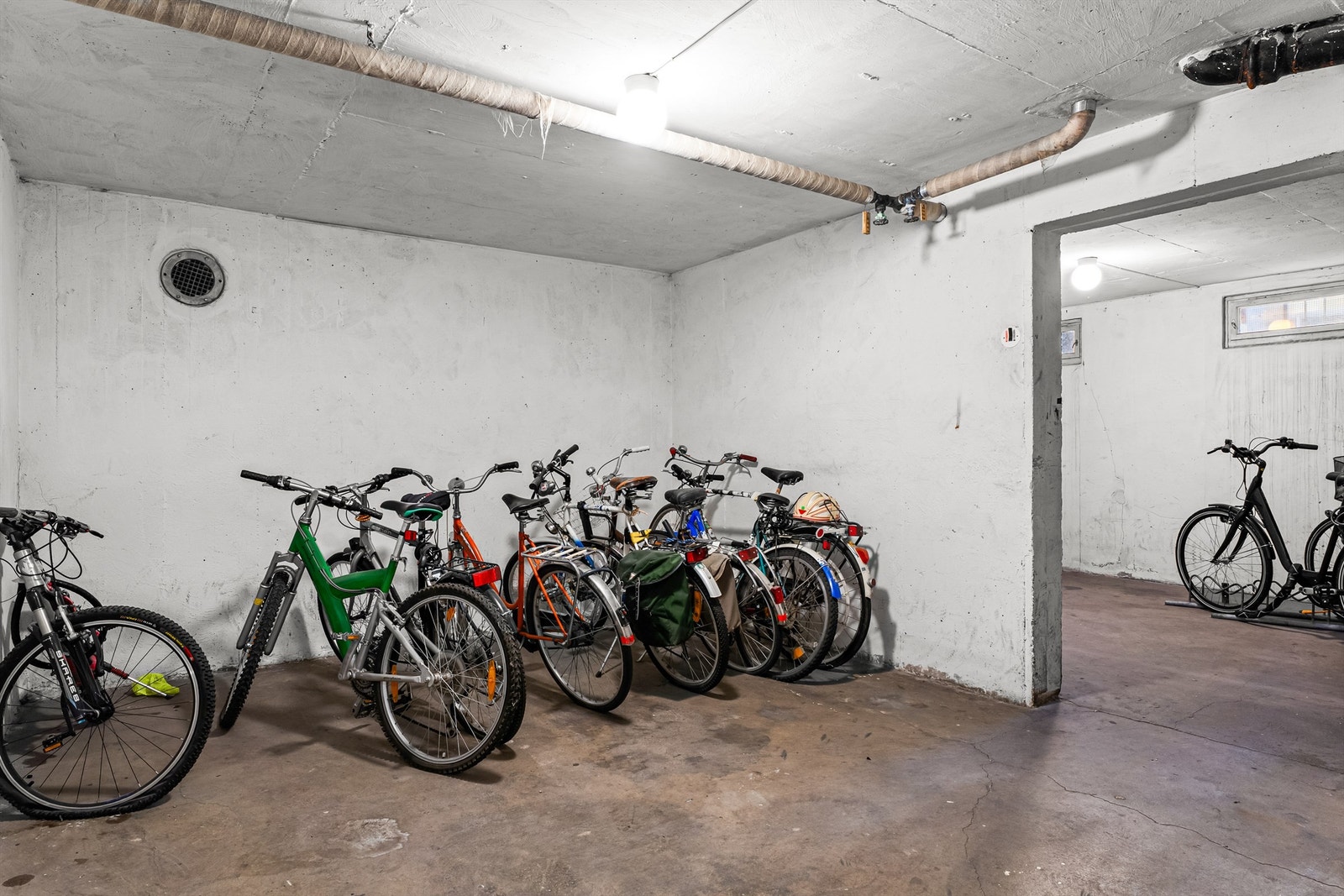 Praktisk sykkelbod i oppgangen, her kan man også oppbevare barnevogner. Galleribilde