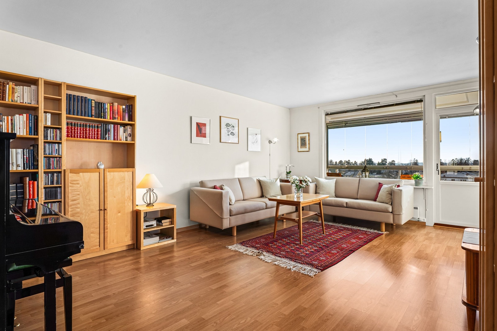 Stuen er romslig med god planløsning og kan enkelt innredes med en hyggelig sofagruppe med tilhørende sofabord og annet ønskelig stuemøblement. Galleribilde