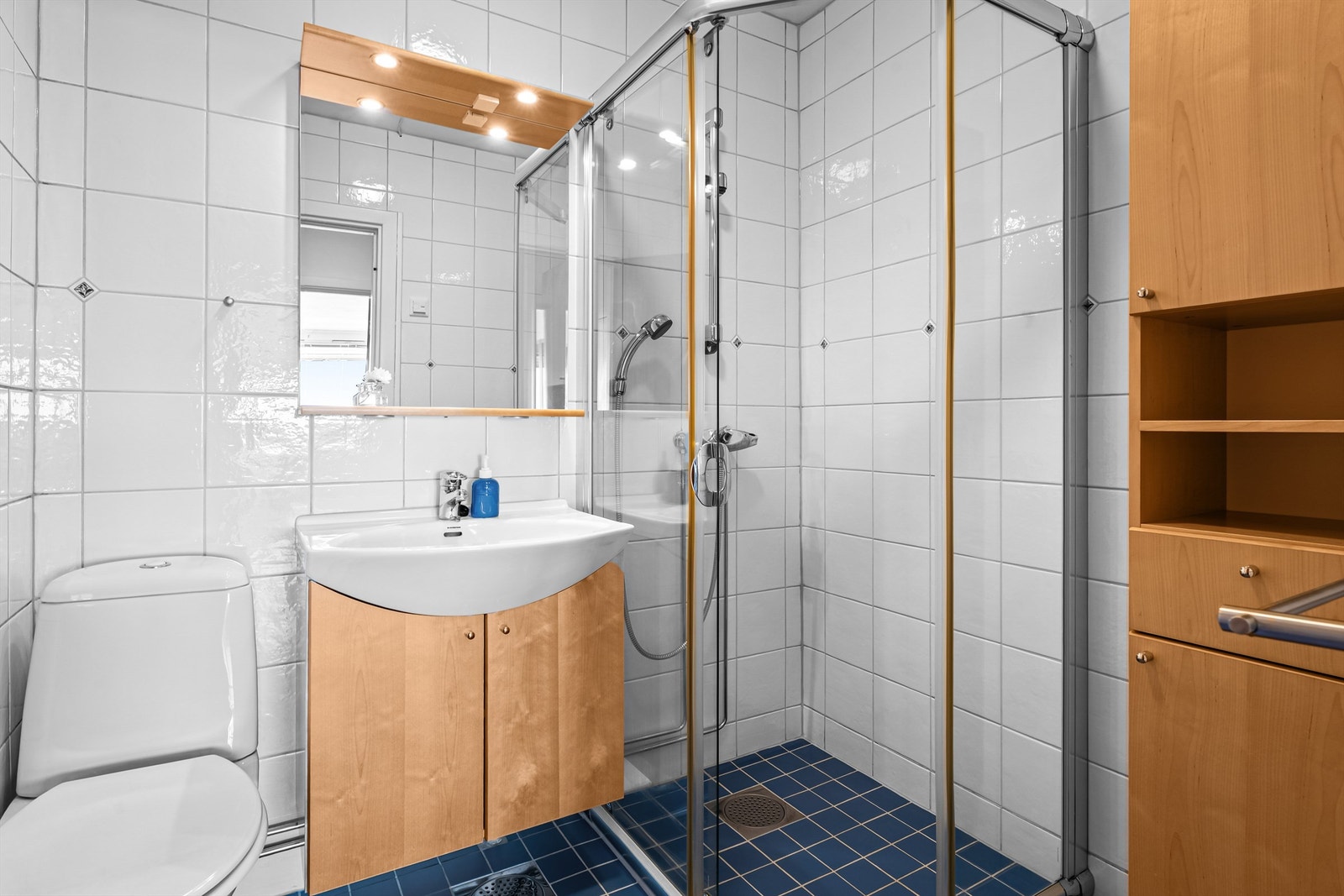 Flislagt bad som ble totalrenovert i 2001, varmekabler og gulvfliser skiftet i 2010 ihht. selger. Galleribilde