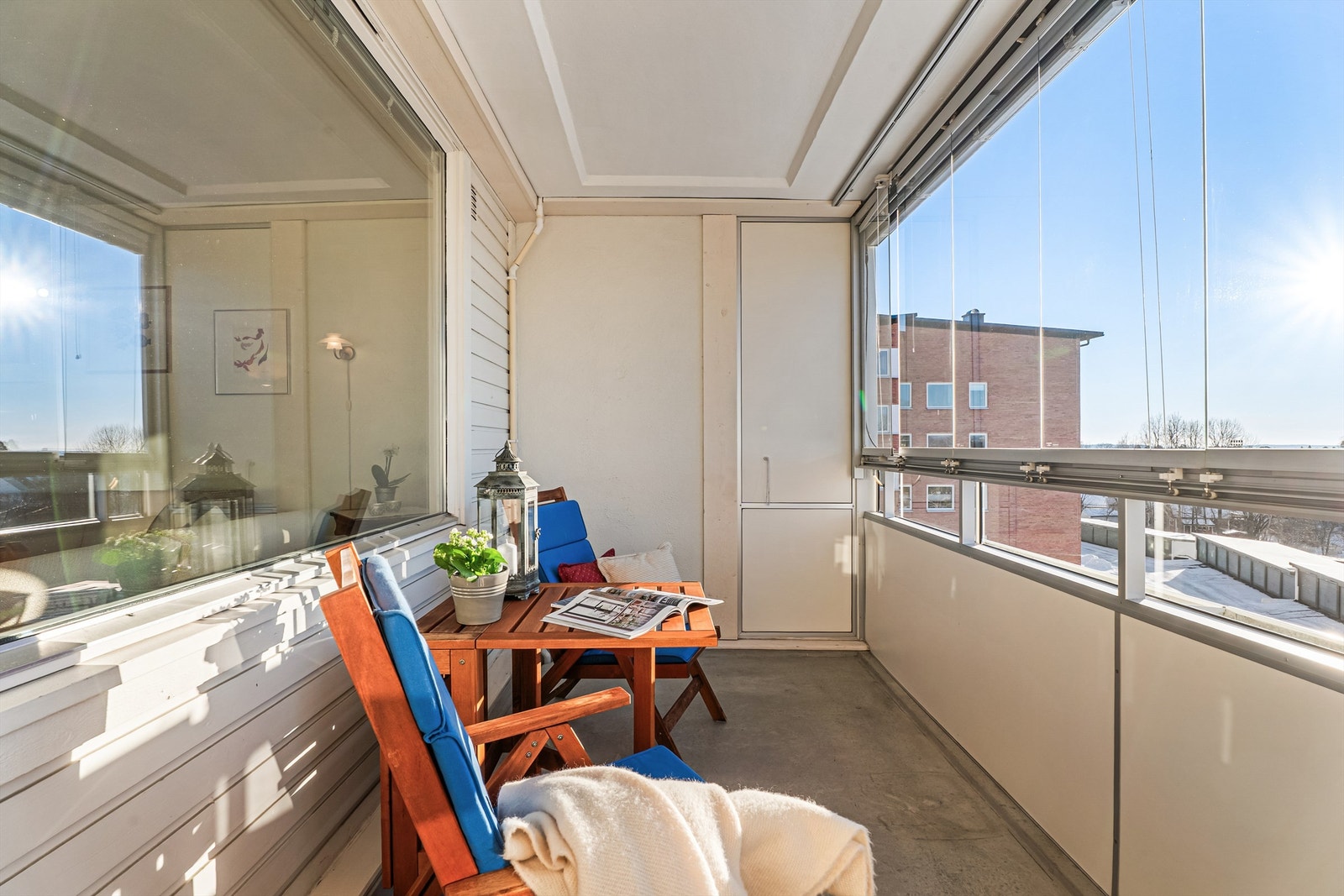 Glassene på balkongen, kan både lukkes og åpnes i flere soner og det er installert utvendig elektrisk persienne. Galleribilde