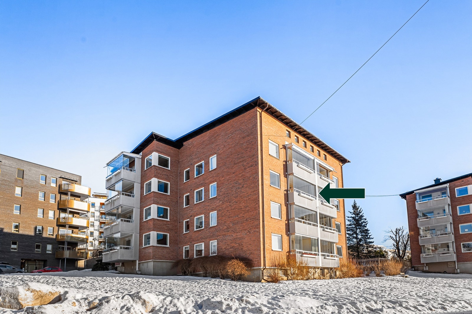 Leiligheten ligger i blokkens 2. etasje, da 1. etasje ligger i byggets underetasje. Galleribilde