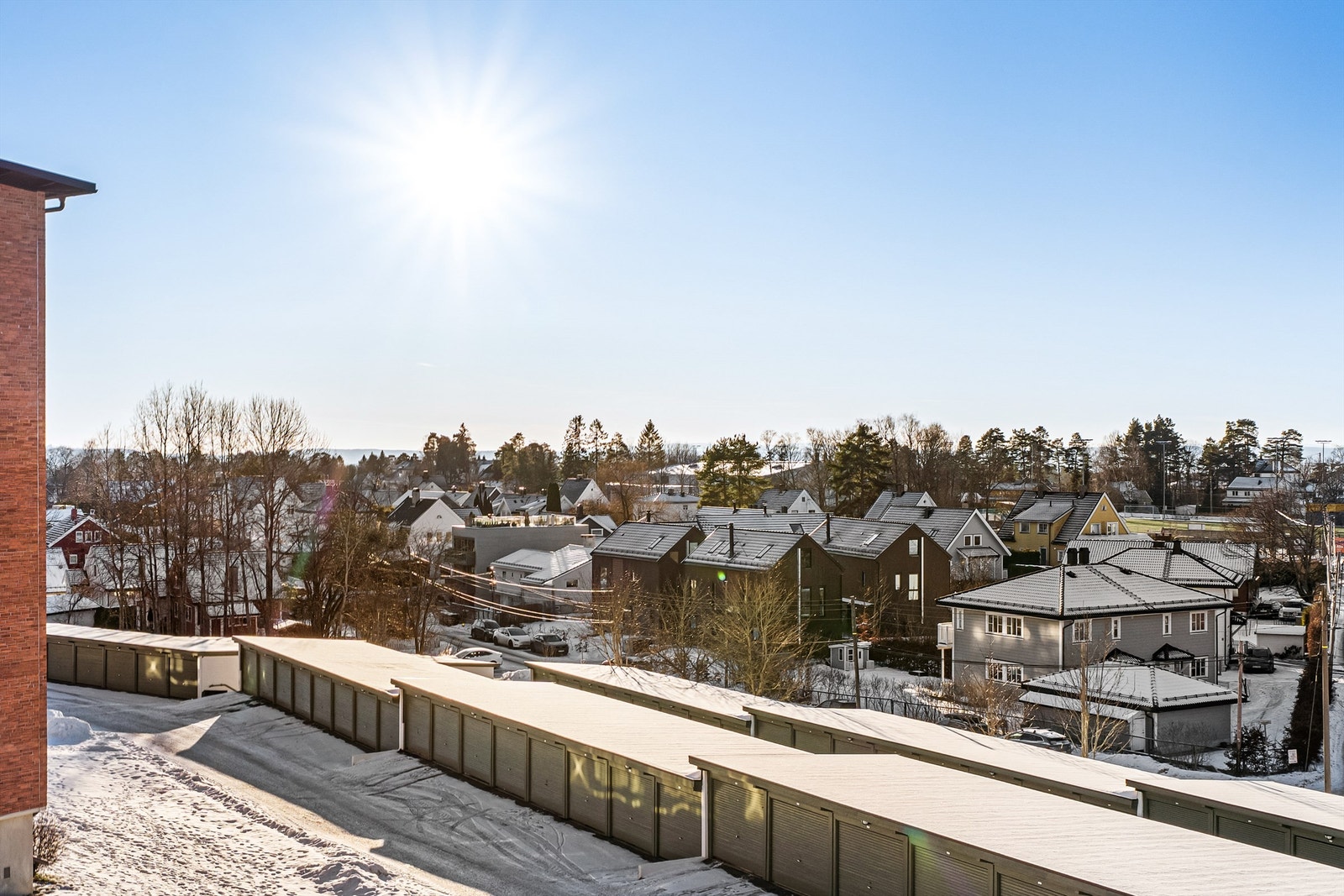 Borettslaget har 164 garasjer, som leies ut til andelseierne. Det er anledning til å leie kun én parkering per andelseier, altså enten garasje eller oppstillingsplass. Galleribilde