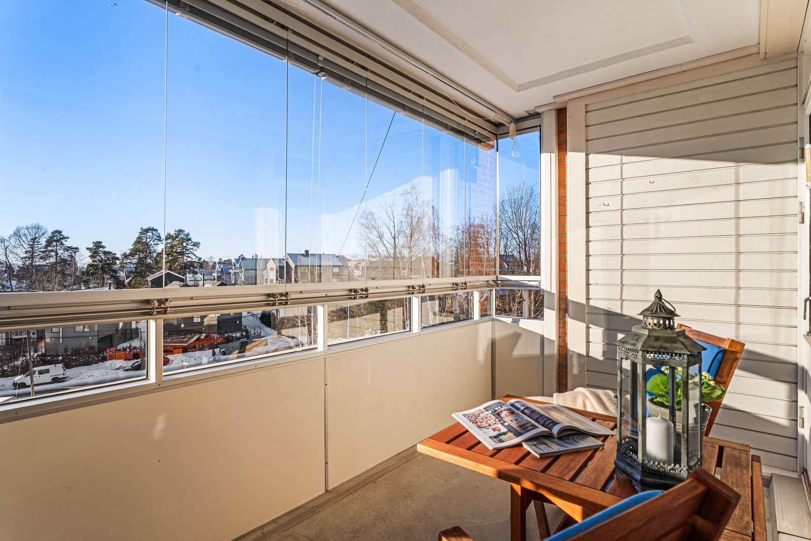 Her får du flott utsyn og ingen innsyn. Selger opplyser at det er sol fra ca. 12:00 til den går ned på sommerhalvåret. Galleribilde