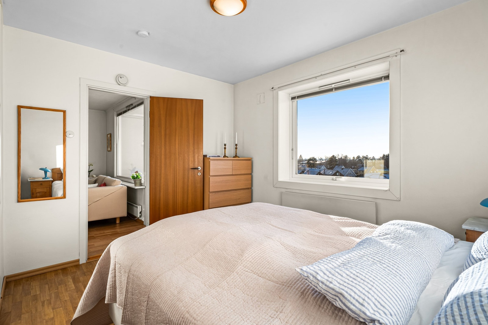 Fra stuen finner du hovedsoverommet med god plass til dobbeltseng og nattbord. Galleribilde