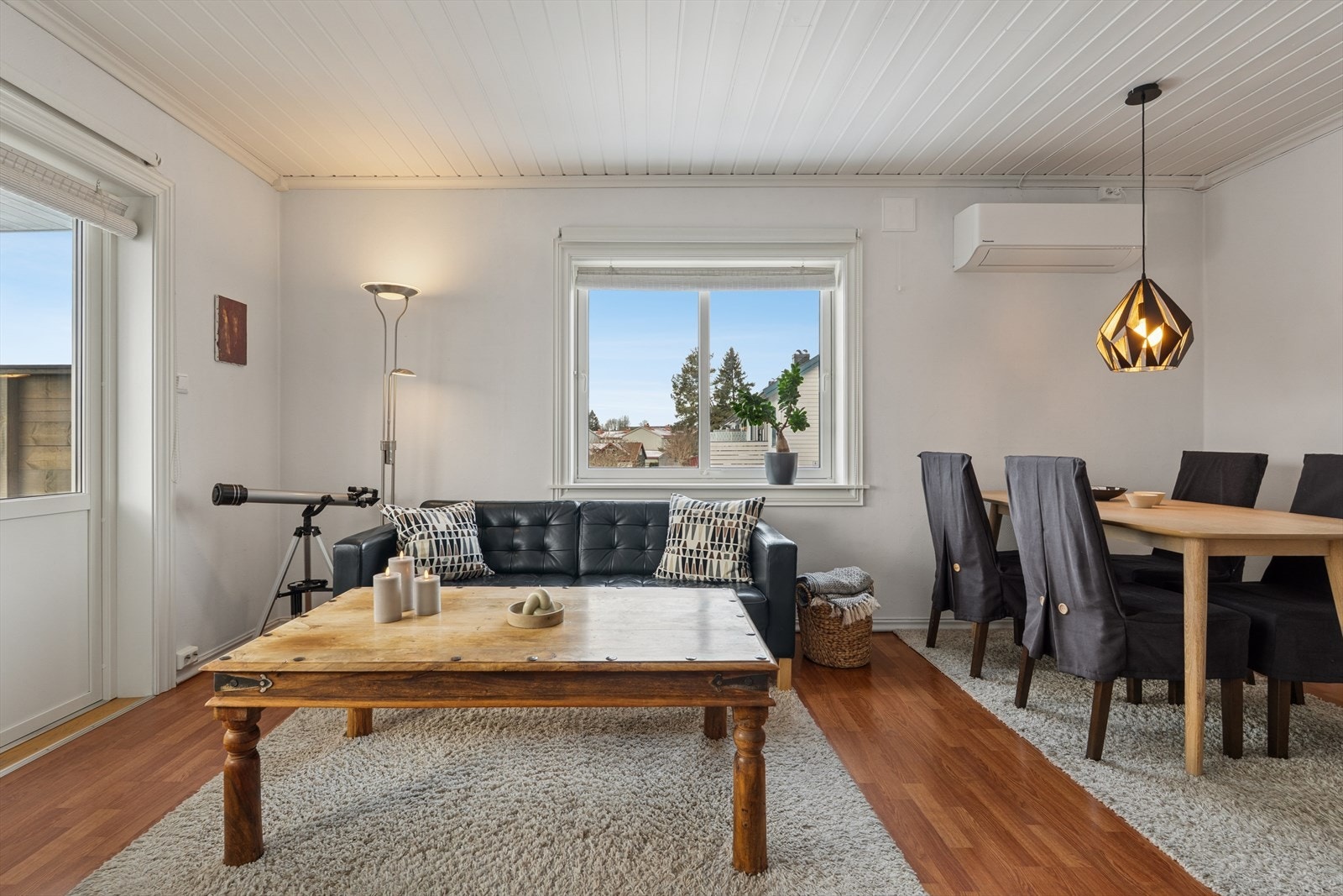 Et rom for avkobling og hygge. Utgang til balkong. Galleribilde