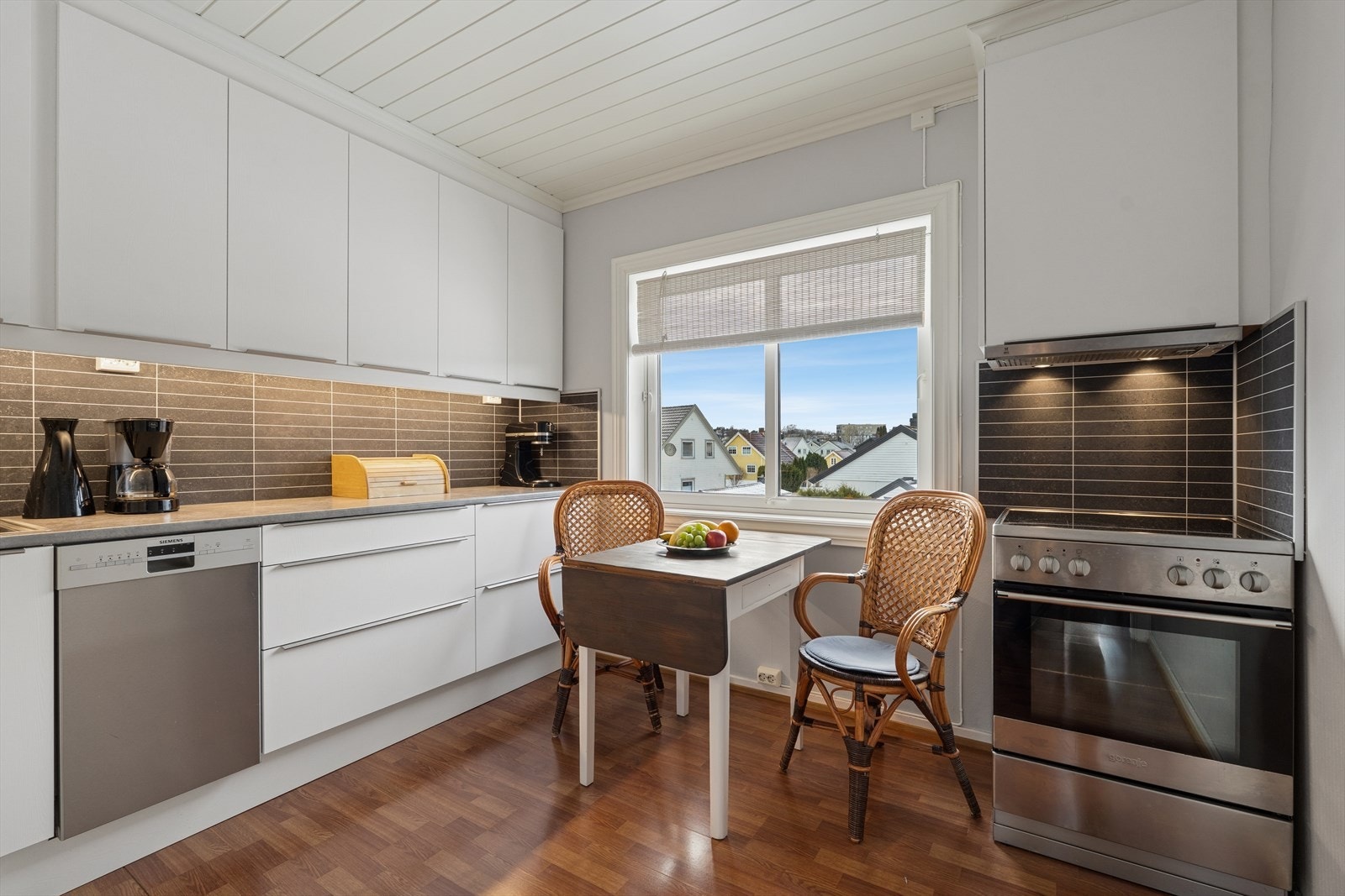 Fint Nettoline-kjøkken, innredning fra 2013 med slette fronter og laminert benkeplate. Stålkum med ett grep blandebatteri. Galleribilde