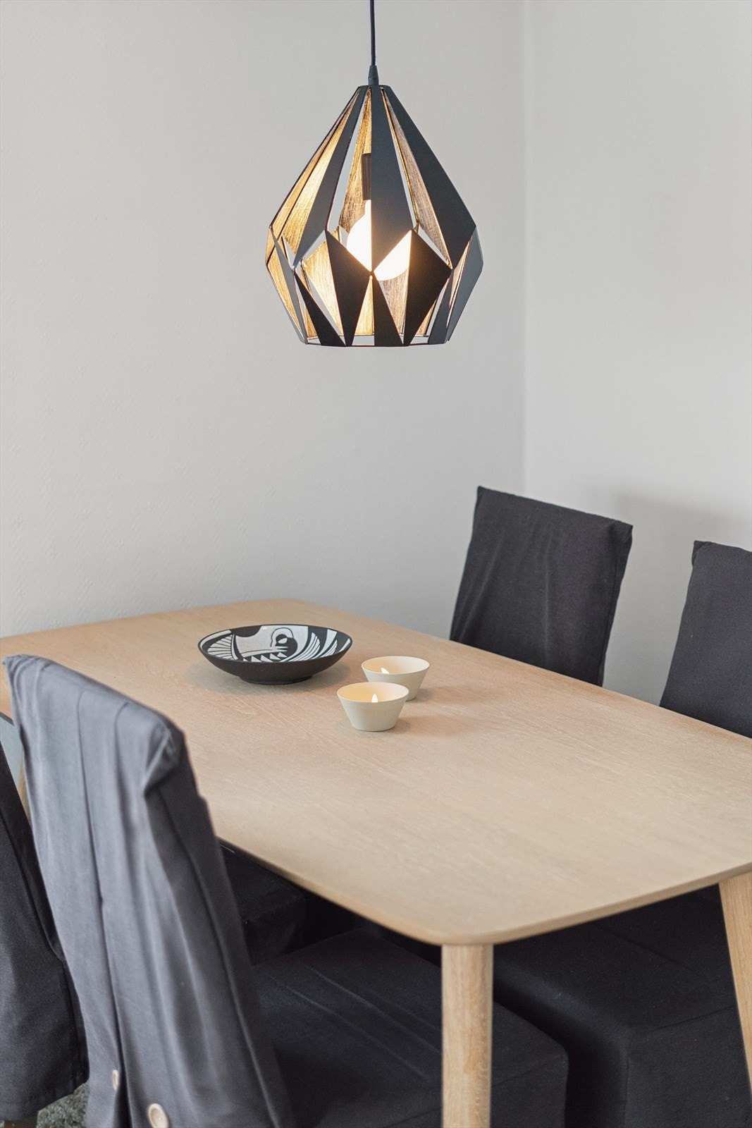 Koselig spiseplass, her inviteres det til en rolig kopp med morgenkaffe - Eller en rask matbit til folk på farten. Galleribilde