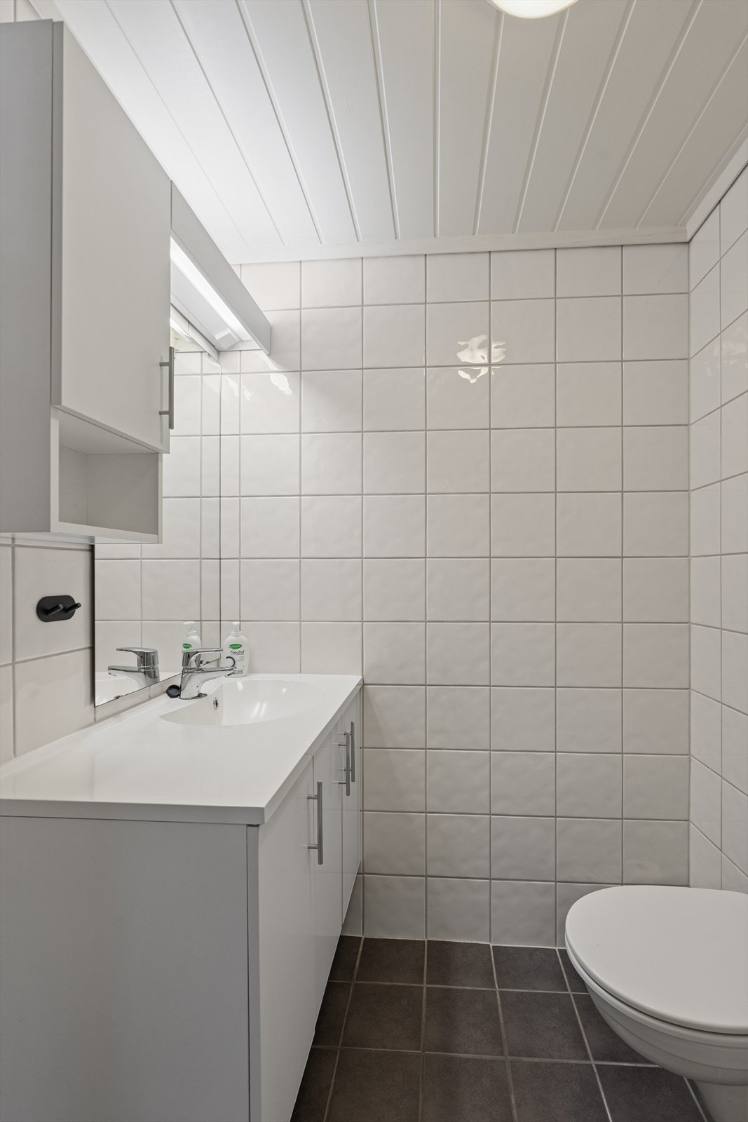 Rommet er innredet med servantskap, wc og dusjkabinett. Mekanisk ventilert. Galleribilde