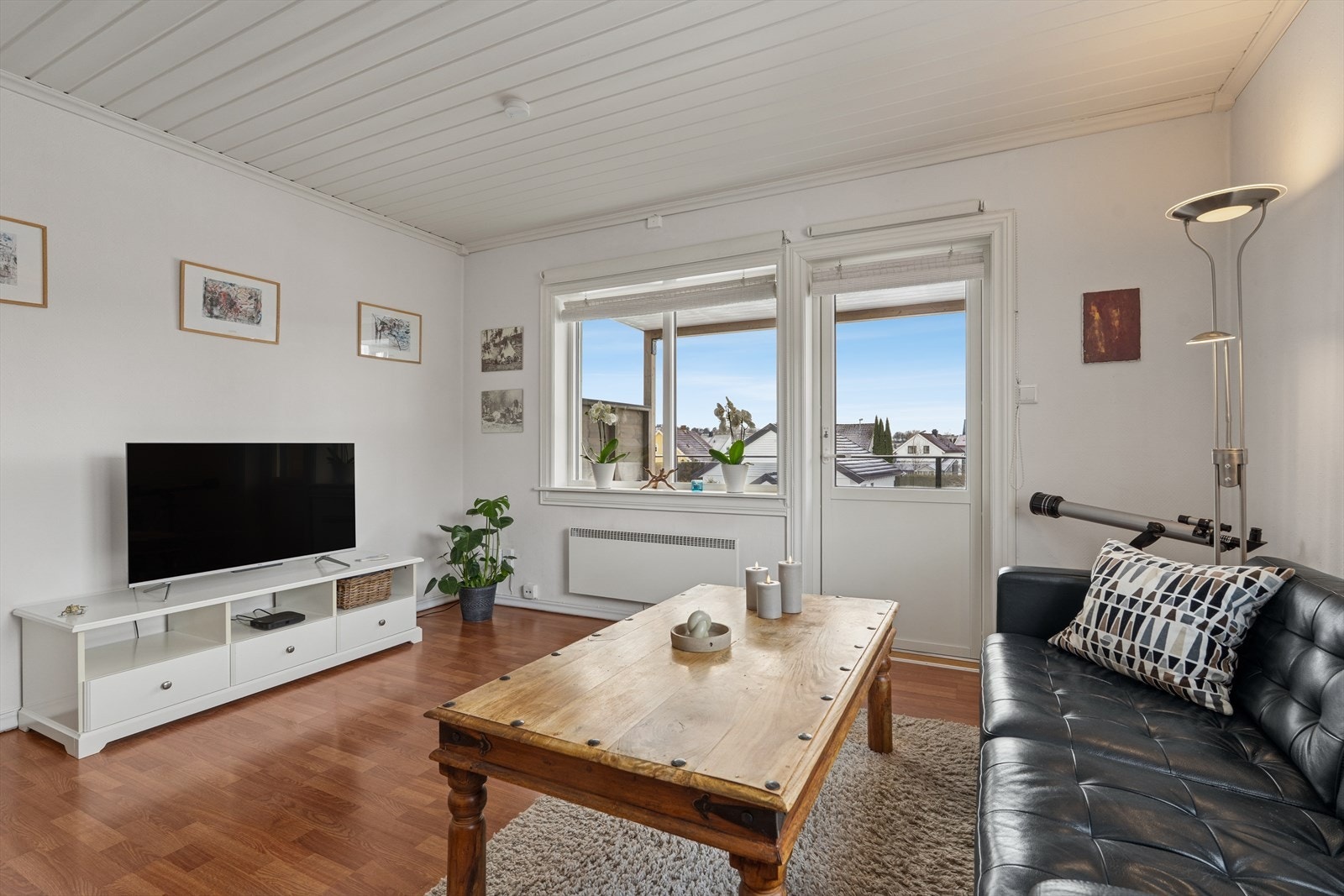 God plass til sofagruppe og tv-møblement. Galleribilde