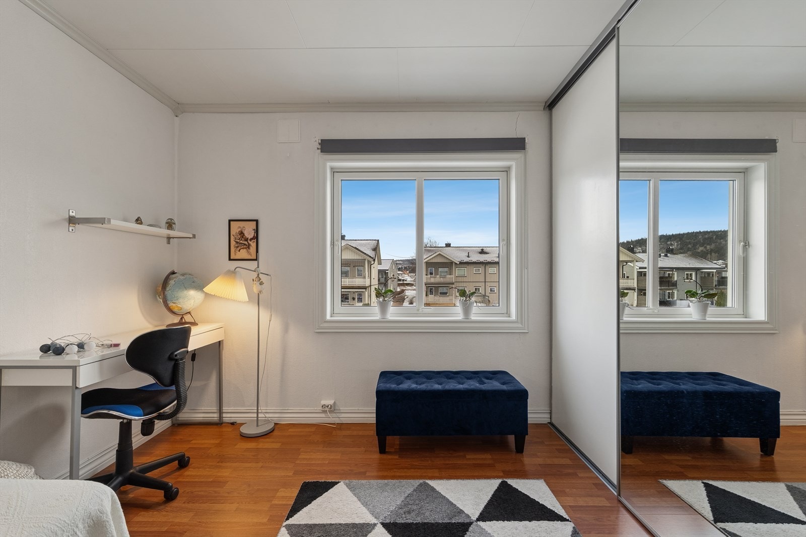 Stort hovedsoverom med god plass til dobbeltseng og nattbord. Romslig og praktisk skyvedørsgarderobe. Galleribilde