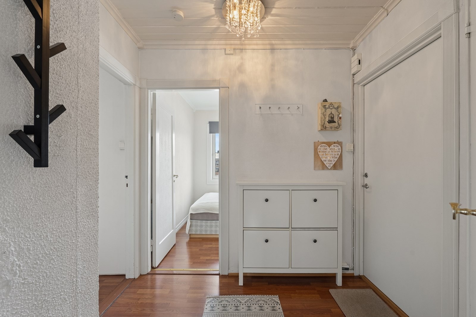 Trivelig entrè som ønsker deg velkommen inn. God plass til å sette fra seg sko, jakker og annet yttertøy. Galleribilde