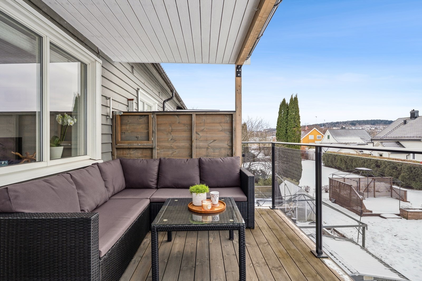 Fra stuen er det utgang til solrik balkong. Galleribilde