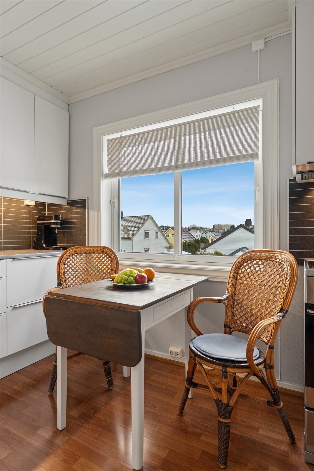 Plass til et lite spisebord ved vinduet. Galleribilde