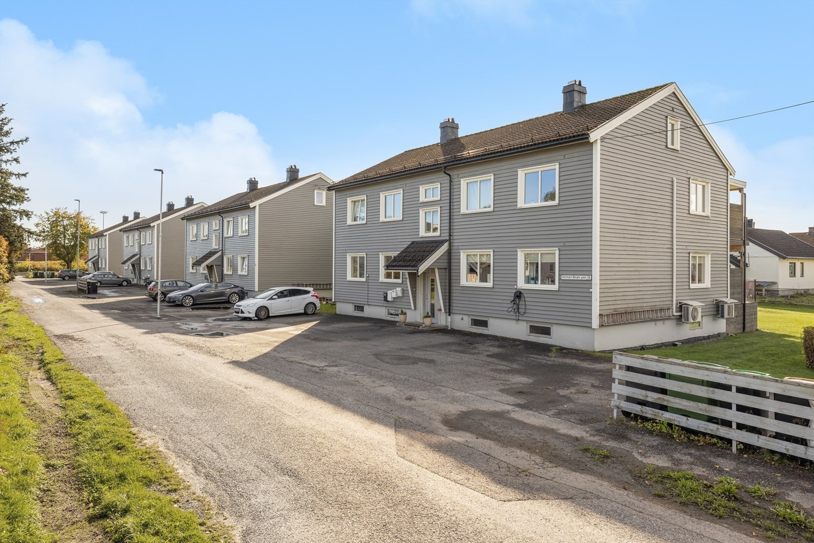 Boligen ligger i et hyggelig og rolig boligområde på Hovenga, med flotte solforhold! Galleribilde