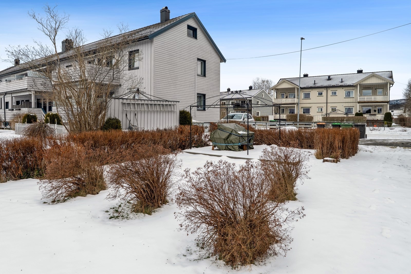 Tomten er felleseid av borettslaget. Tomten er flat og lettstelt og består av felles hage, innkjørsel og parkering. Galleribilde