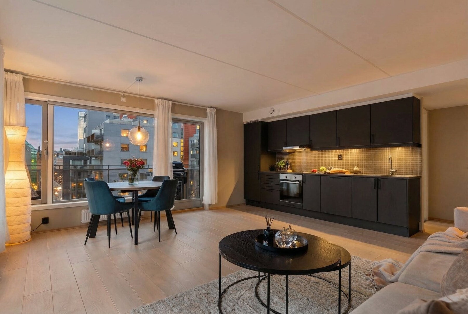 Kjøkkenet har Sigdal-innredning med glatte fronter og laminat benkeplater. Galleribilde