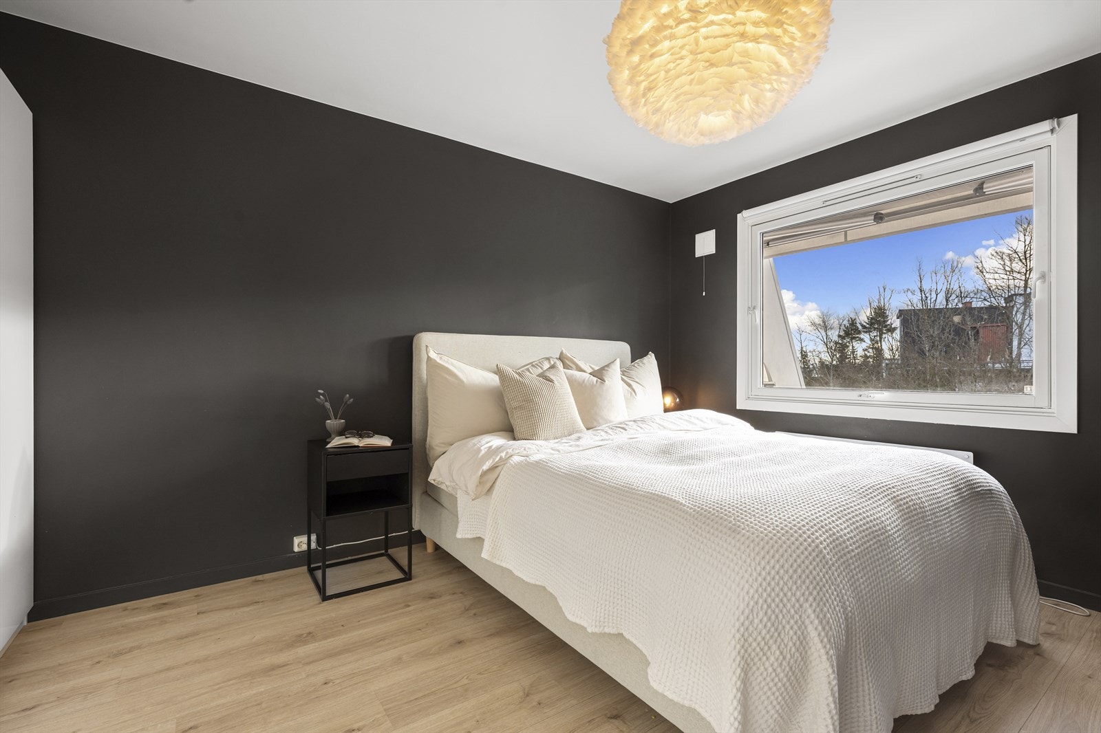 Leiligheten har to gode soverom. Hovedsoverommet er av sjenerøs størrelse med god plass til dobbeltseng, nattbord og garderobeløsning. Galleribilde