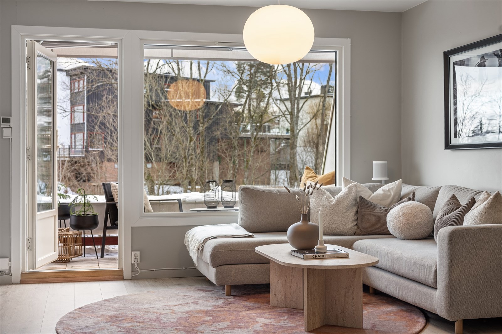 Stuen oppleves som lys og romslig med store vinduer og utgang til balkong. Galleribilde