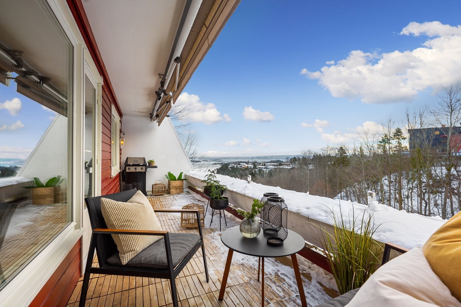 Det er god plass til flere seksjoner med utemøbler og grill Galleribilde