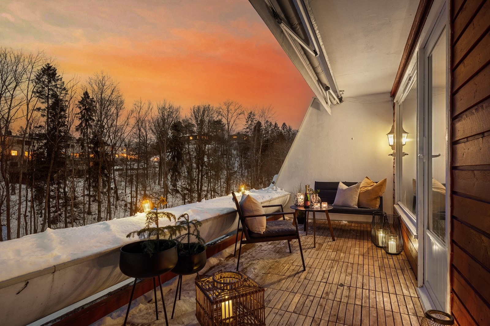 Her kan man nyte hyggelige kvelder med venner og familie. Det er montert markiser på balkongen noe som forlenger sesongen. Galleribilde