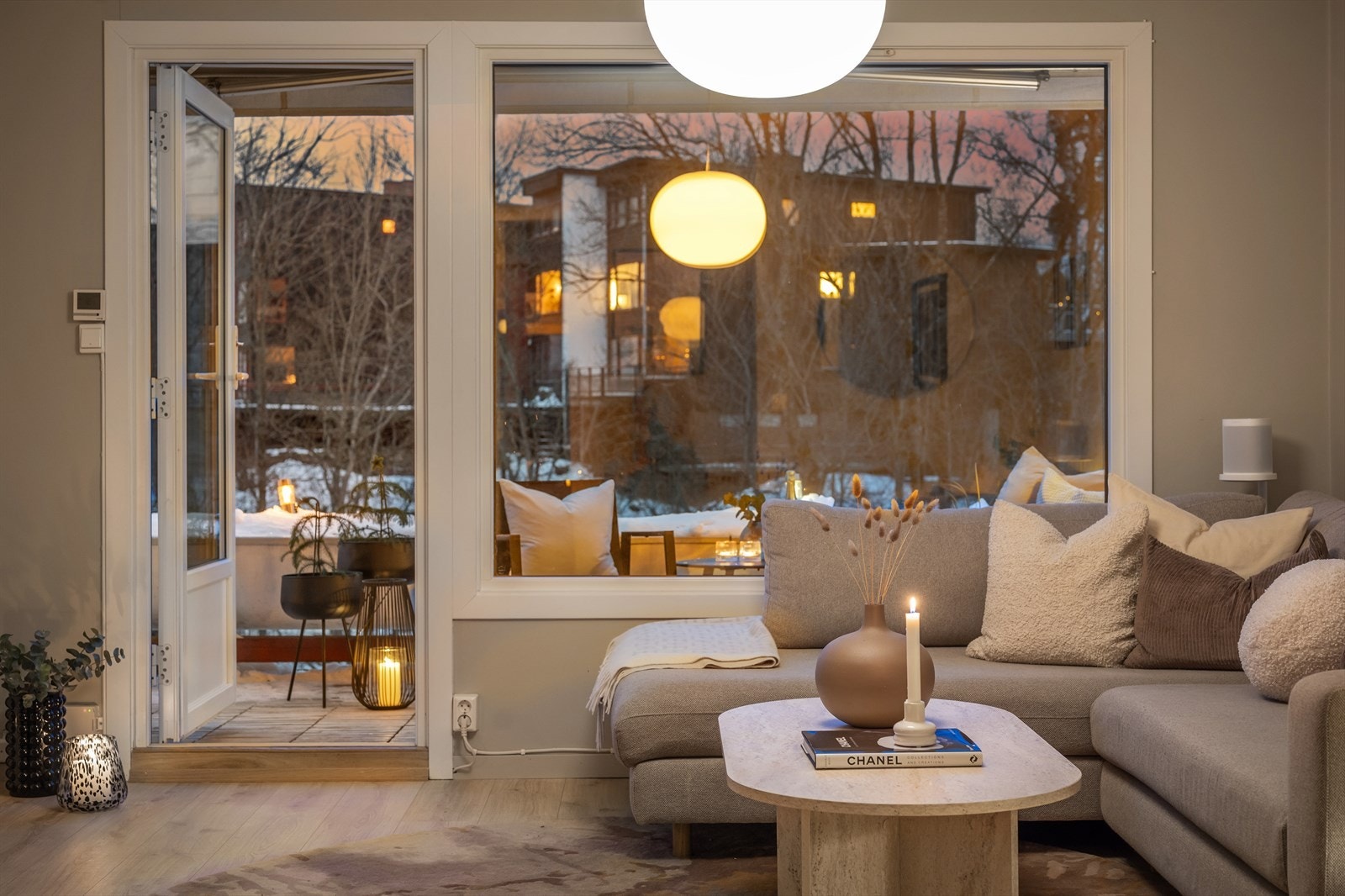 De store vinduene slipper inn rikelig med naturlig lys. Galleribilde