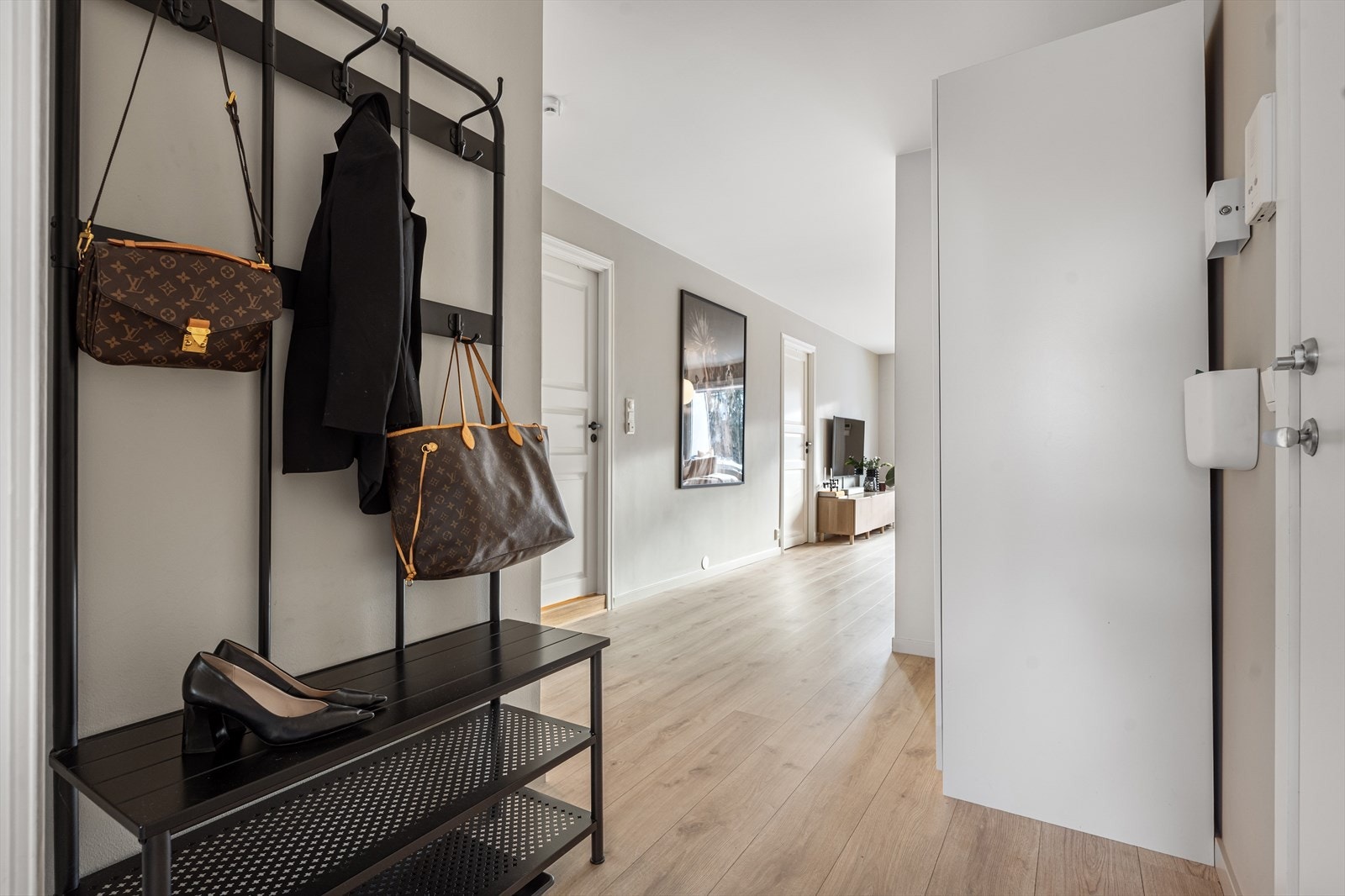 Det er montert dørcalling i entreen - praktisk for å slippe gjestene inn hoveddøren nede. Galleribilde