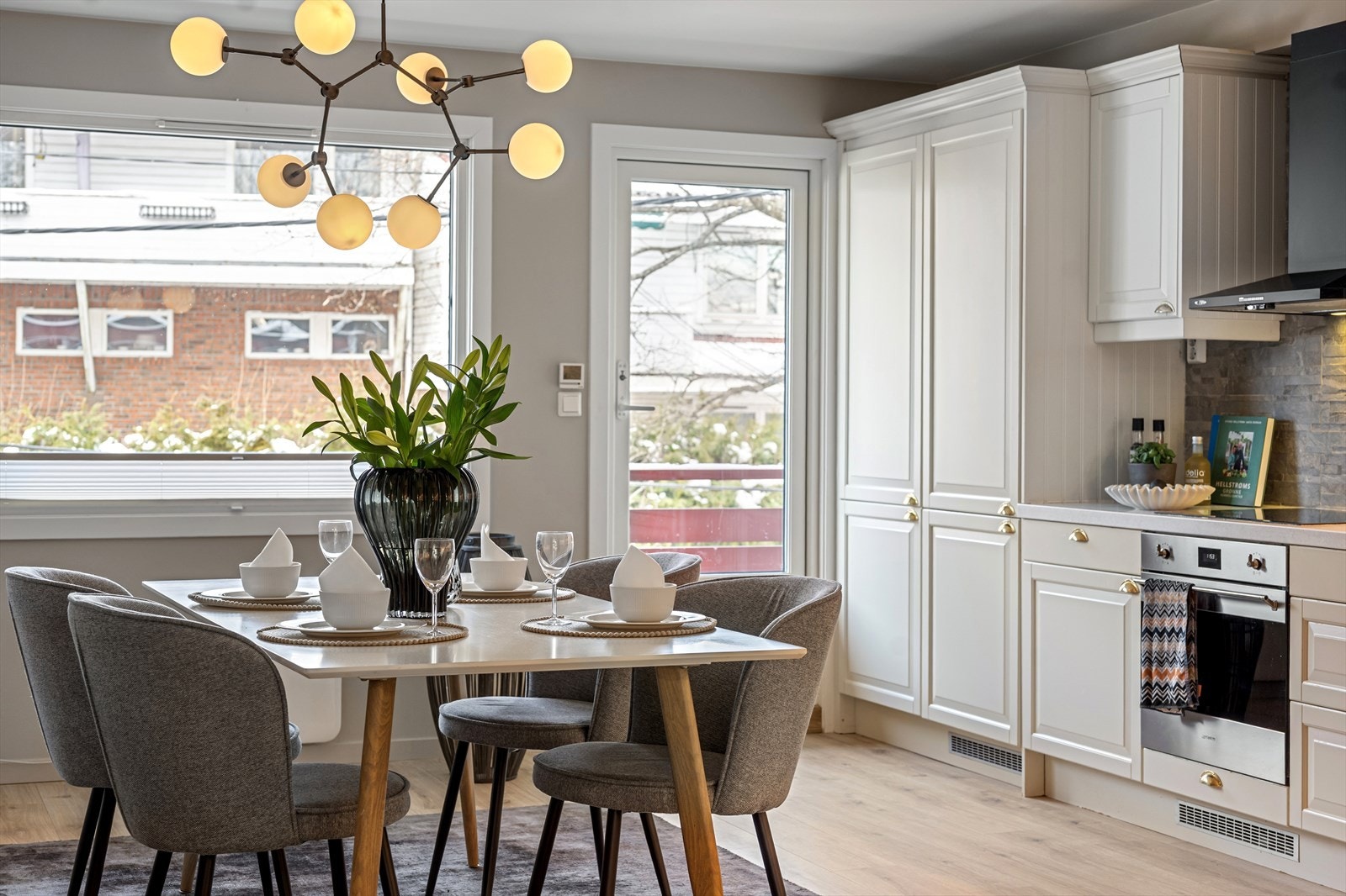 Det er integrerte hvitevarer og god plass til spisebord, noe som gjør rommet godt egnet for både hverdagsbruk og sosiale sammenkomster. Galleribilde