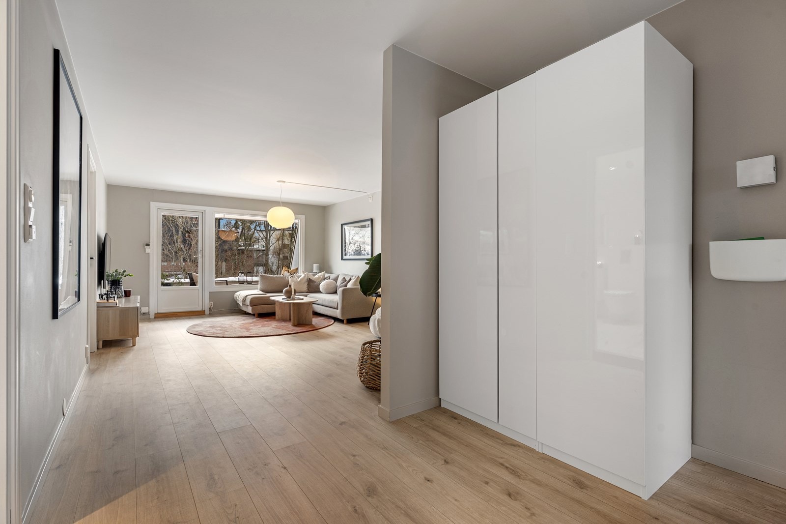 Boligen har en innbydende entré med god plass til oppbevaring av yttertøy og sko. Galleribilde