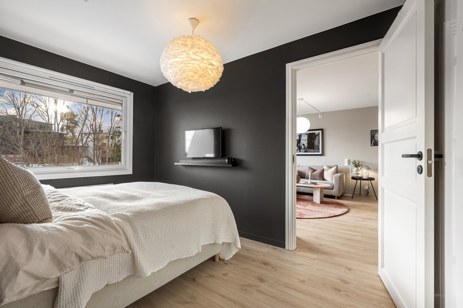 Hovedsoverommet er malt i en moderne fargetone. Stort vindu som slipper inn godt med naturlig lys. Galleribilde