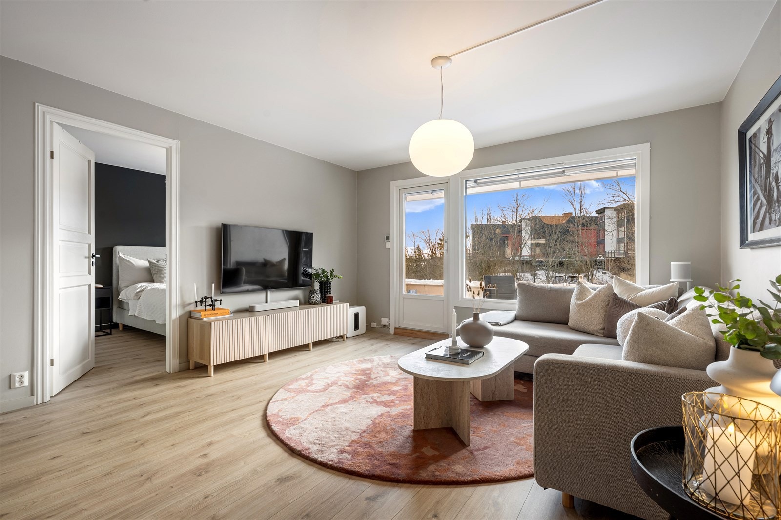 Stuen er lys og luftig, perfekt for både avslapning og sosiale sammenkomster. Galleribilde