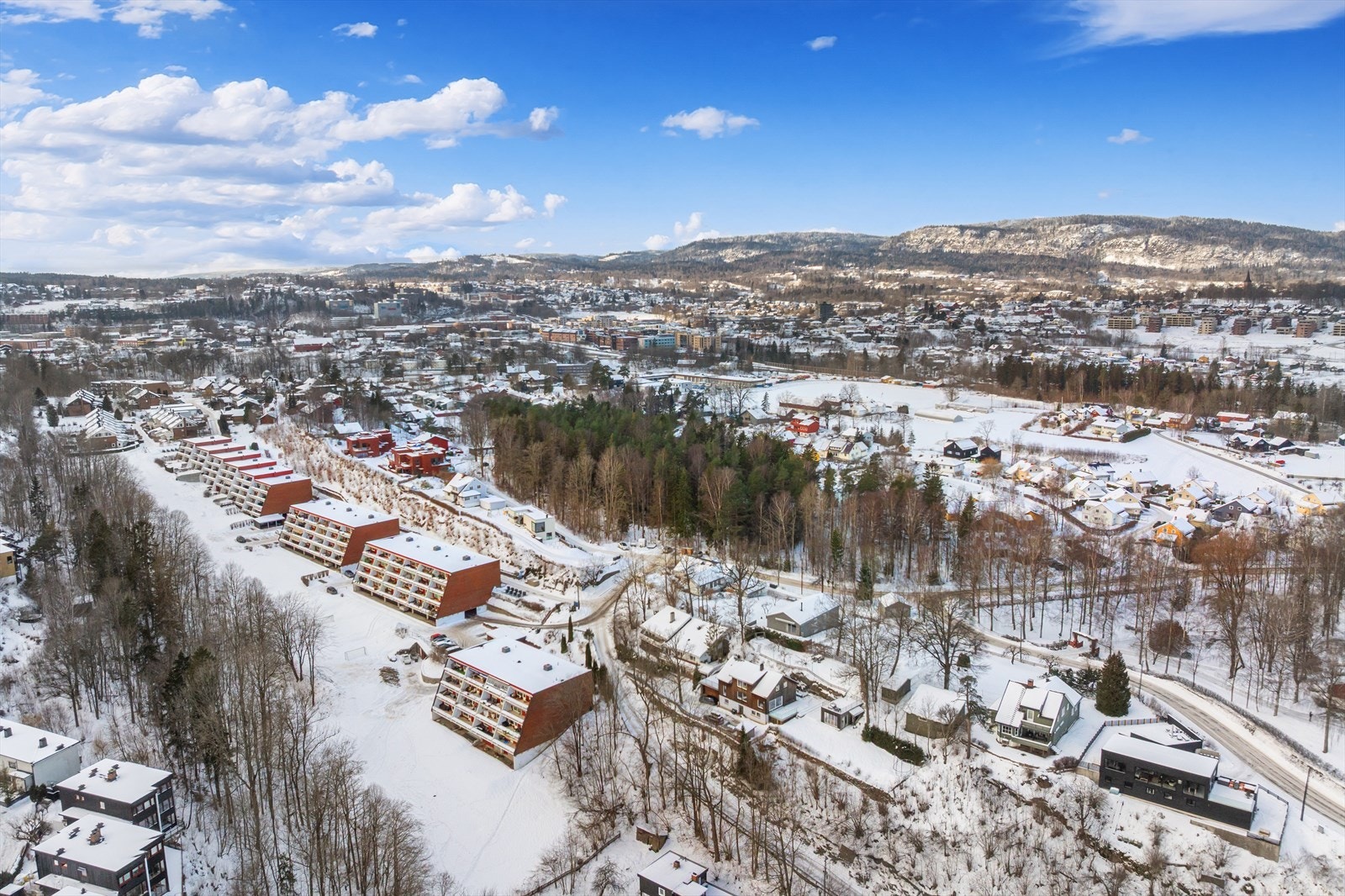 Fra leiligheten er det umiddelbar nærhet til flotte turområder, sjøen, badesteder, Asker sentrum og knutepunktet Asker Stasjon. Galleribilde