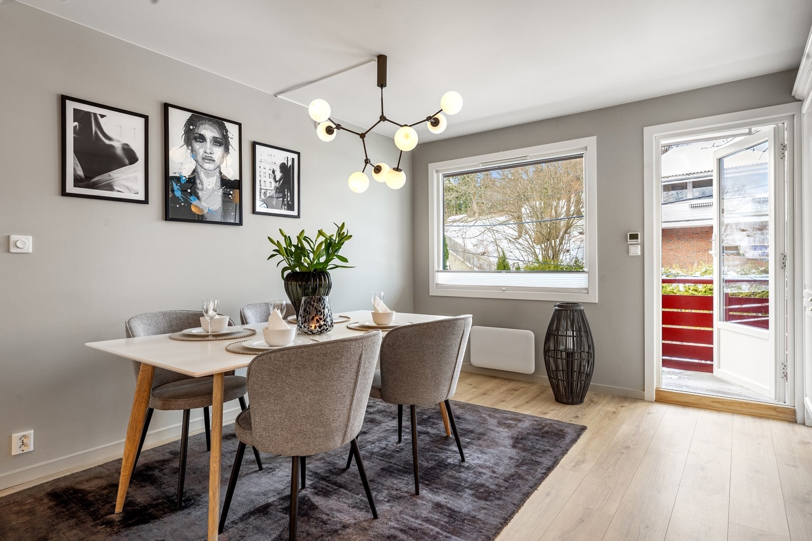 Fra kjøkkenet er det utgang til balkong nr. 2 som er på ca. 8 kvm hvor man kan nyte kveldssolen i rolige omgivelser. Galleribilde