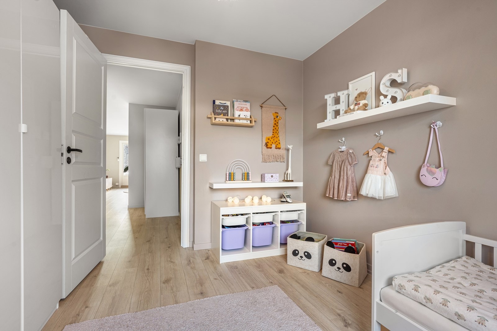 Dette soverommet har også stor garderobe med god plass til klær og sko. Galleribilde