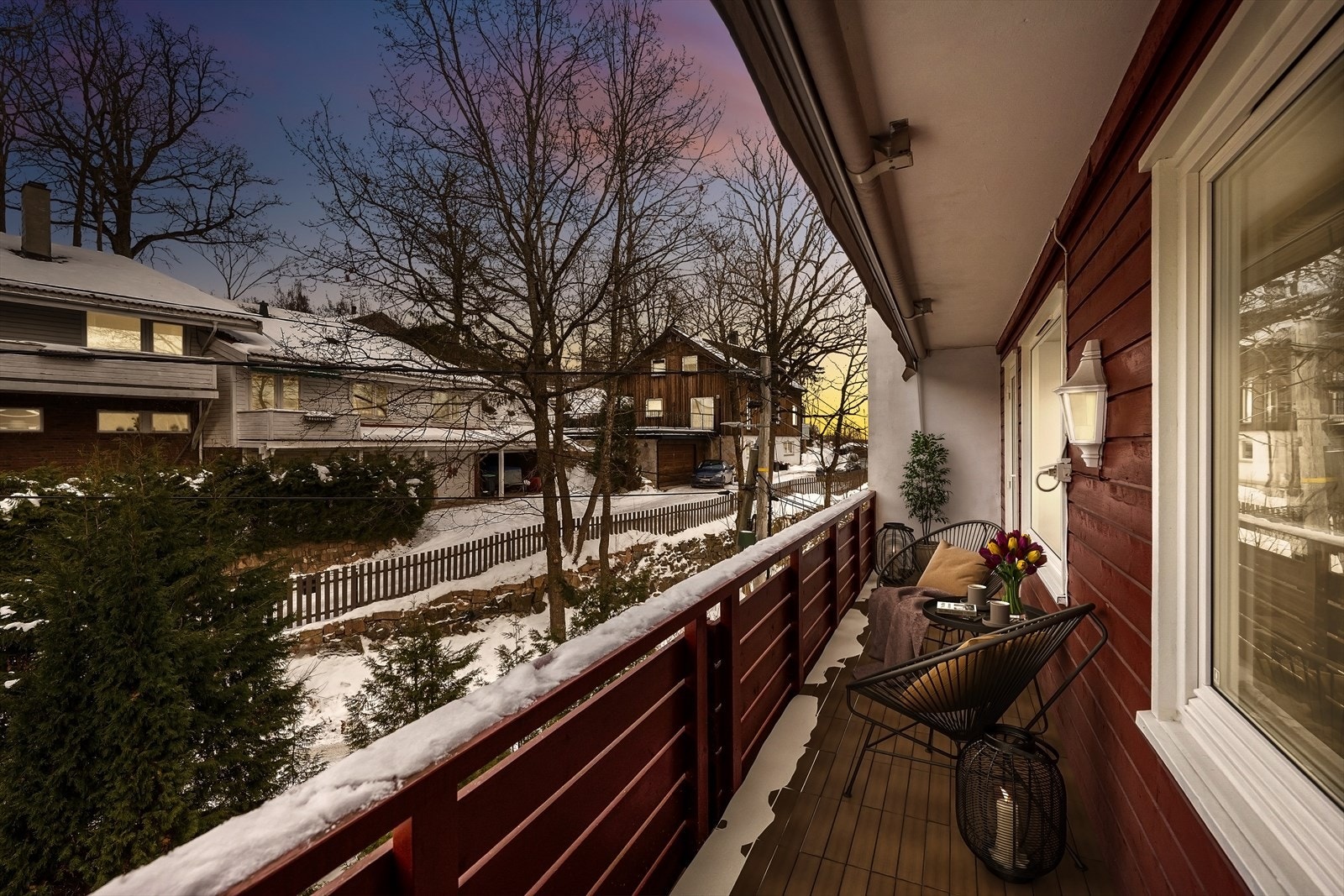 Romslig balkong med utgang fra kjøkken. Balkongen er digitalt stylet. Galleribilde