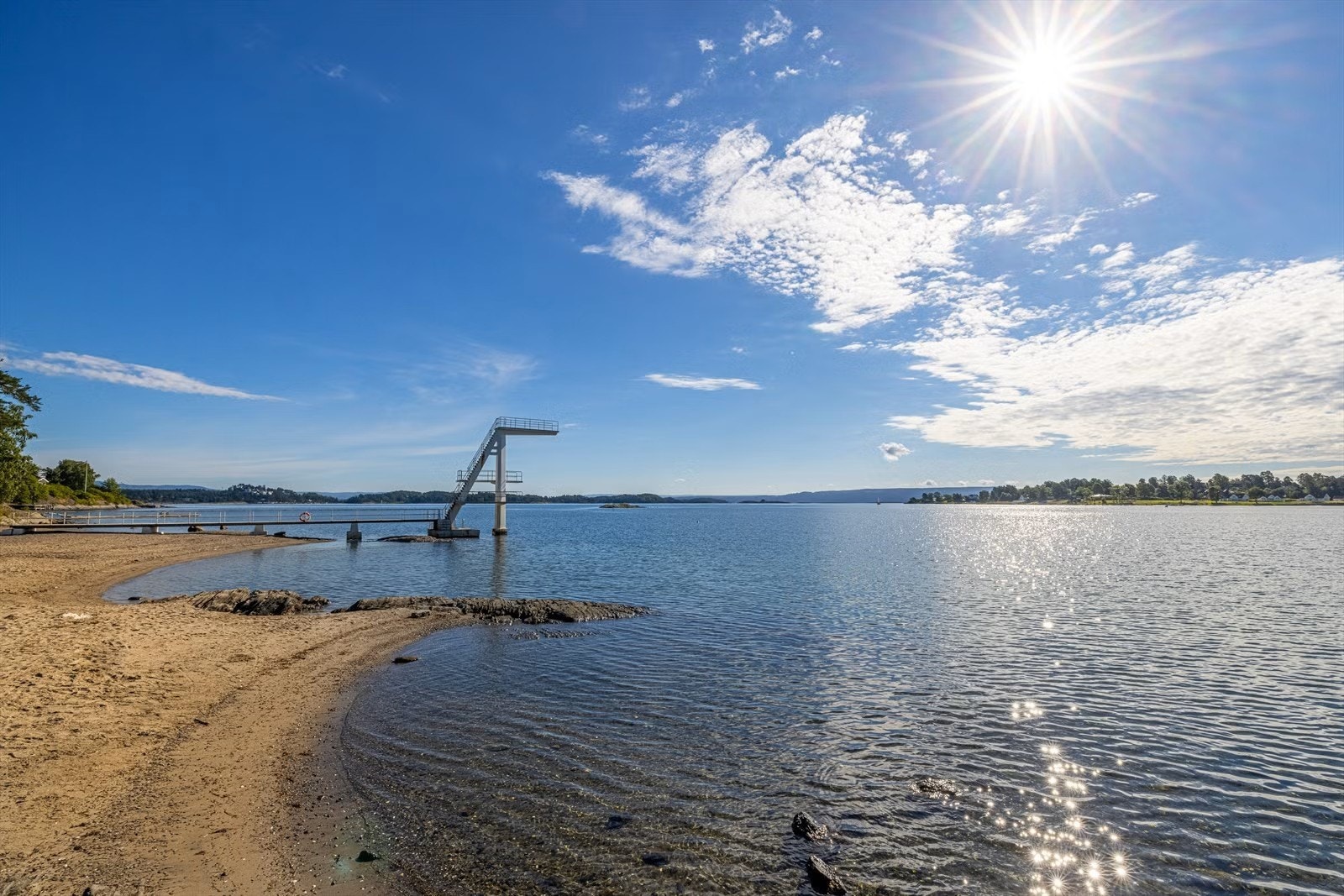 Fra boligen er det en kort sykkel- eller biltur ned til Leangbukta med Hvalstrand bad, blant Askers fineste badestrender. Her finner du badestrand, gresslette, stupetårn og restaurant. Galleribilde