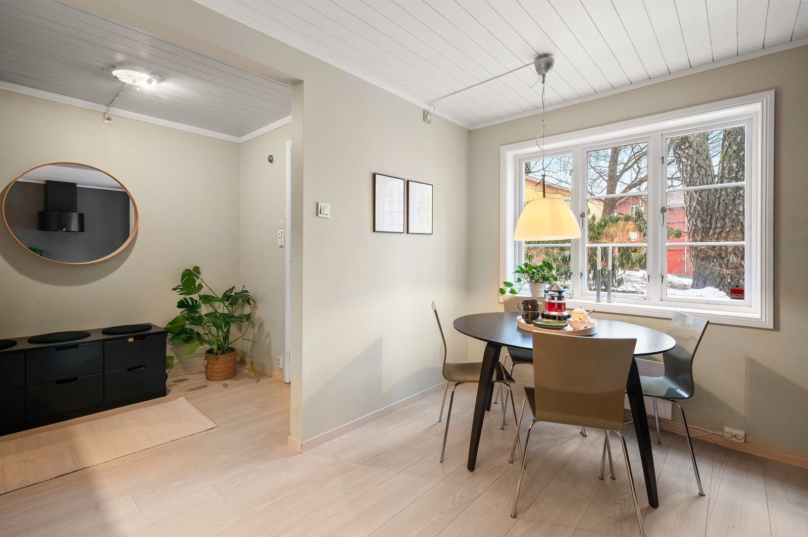 Kjøkkenet har en koselig spiseplass ved vinduet - et perfekt sted for frokosten. Galleribilde