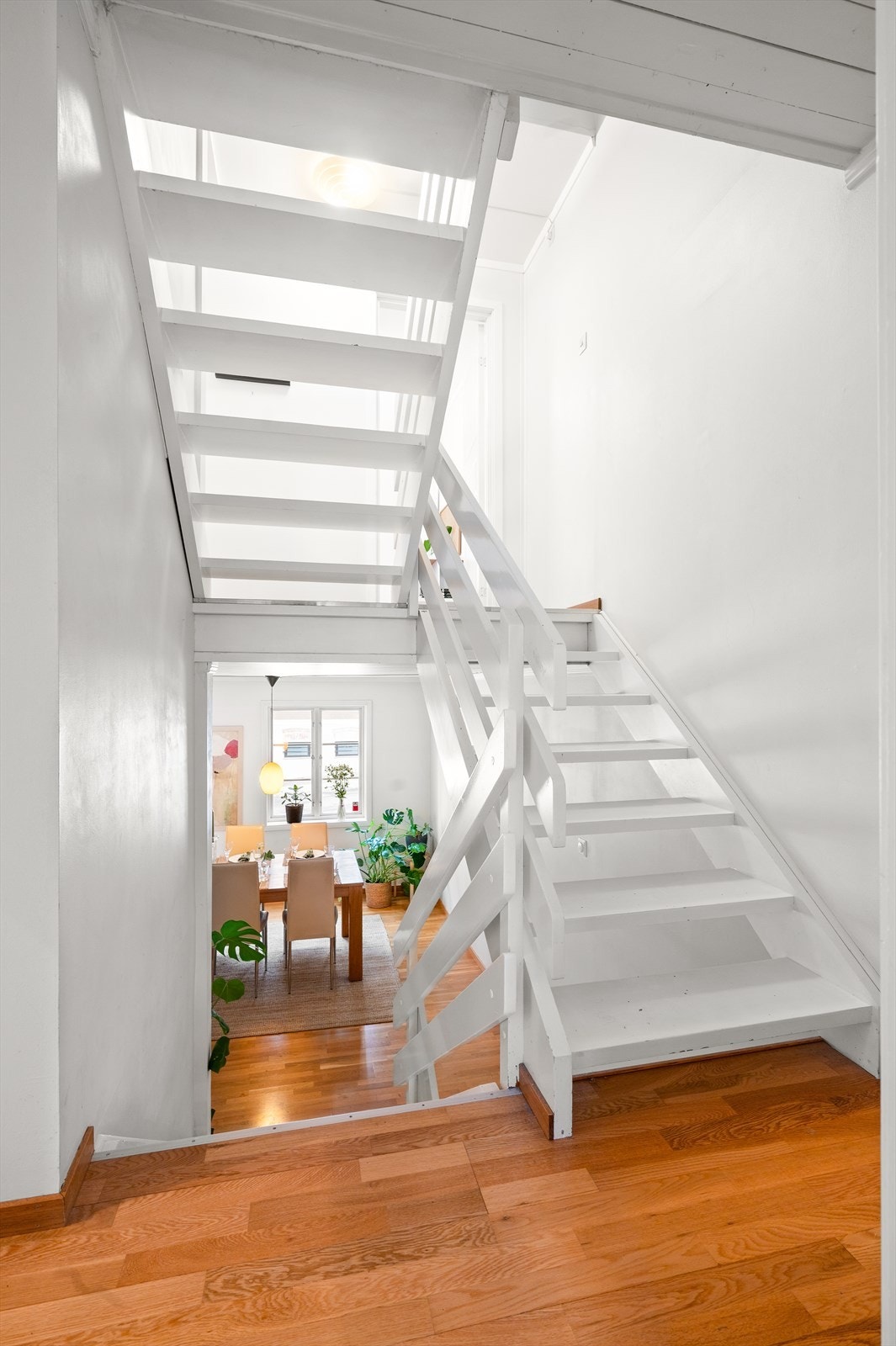 Videre opp trappen fra spisestuen kommer vi inn i boligens andre etasje. Galleribilde