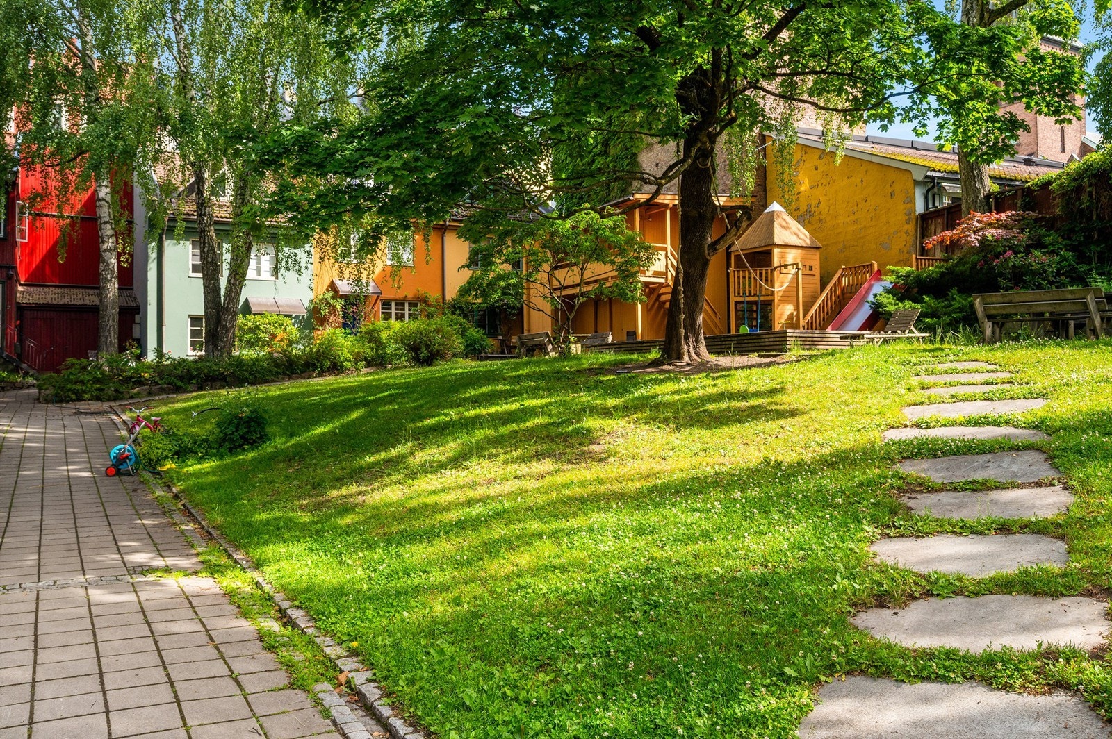 De grønne fellesområdene er et trygt og sosialt samlingspunkt for beboerne. Galleribilde