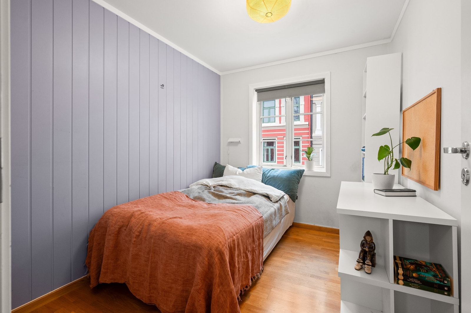 Det tredje soverommet er også romslig, med god plass til både seng og garderobeløsning. Galleribilde