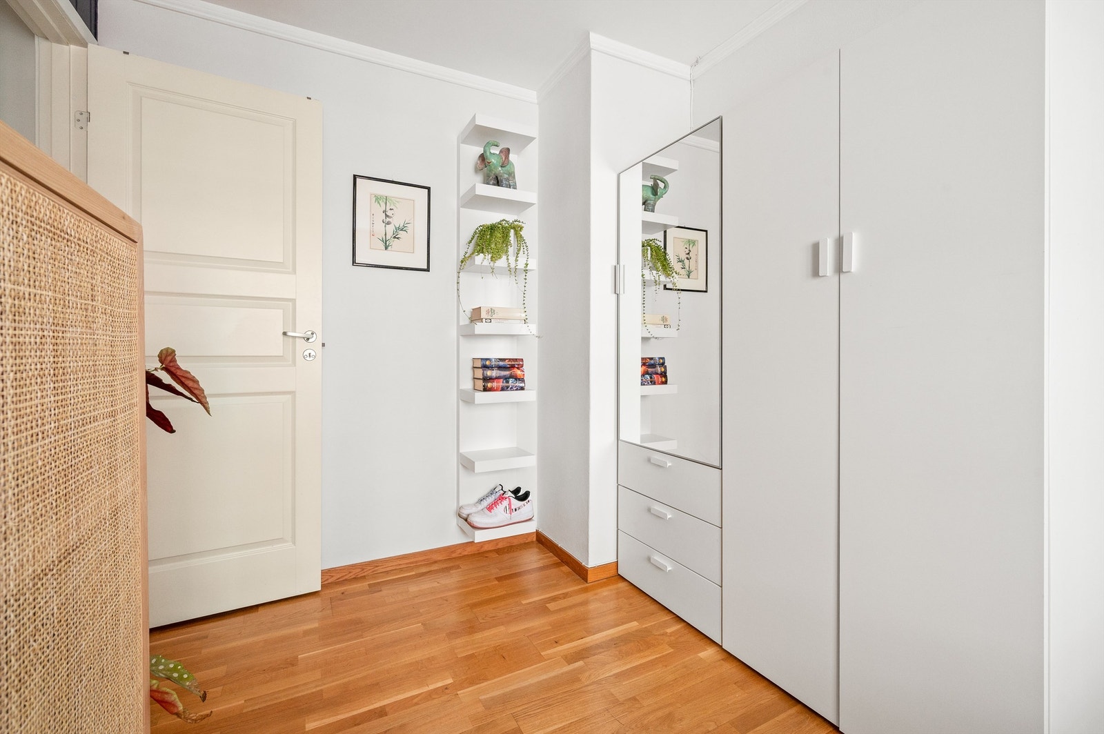 Flere av rommene er utstyrt med fine, formpressede innerdører med klassisk 3-speils utførelse. Galleribilde